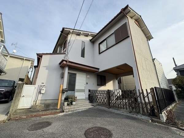 111.49平米(約33.72坪)の敷地に建つ2階建住宅。南側より1段高いため陽当り・通風良好です。