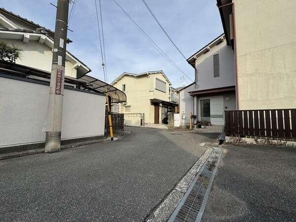 お買い物施設や教育施設、飲食店や郵便局など、周辺施設が整った、生活利便性の高い住環境です。