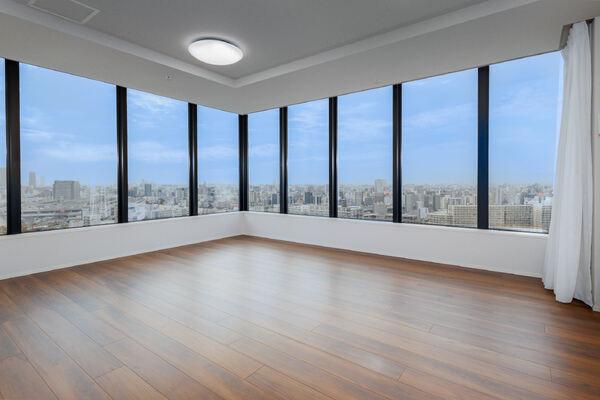 約15.3帖のLD。開口部が多く設けられているため、開放感ある空間でのびのびと過ごせそうです。