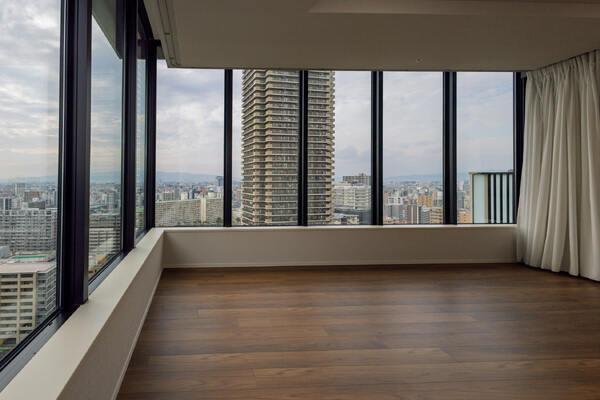 バルコニーに面する3面採光。陽光が差し込む明るい空間です。二重床、二重天井構造が採用されています。