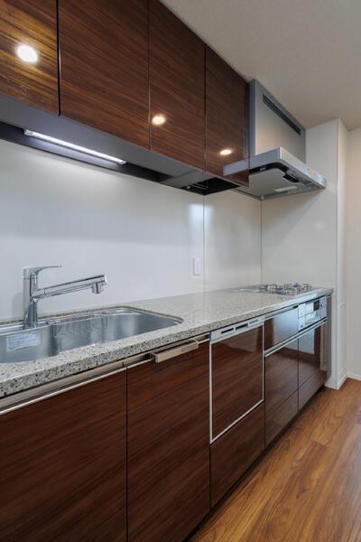 食器洗乾燥機、ディスポーザー搭載で使い勝手の良い独立型キッチン。キッチンもバルコニーに面しています。