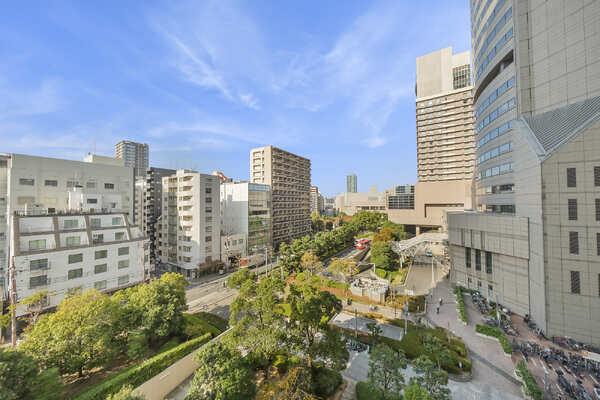 バルコニーからの眺望。市街地が望める都会的な街並み。天気の良い日は気持ちの良い青空が楽しめそうです。