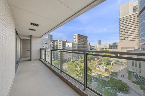 2室に跨るワイドスパンバルコニー。採光を取り込みやすいよう、透明性のある手すり壁が採用されています。