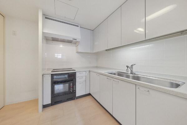 吊戸棚やシンク下など収納豊富な独立キッチン。火を使わないIHクッキングヒーターが搭載されています。