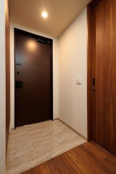 収納力のある天井高の下足入れが備わった玄関。外には独立性の高いアルコーブが設けられています。