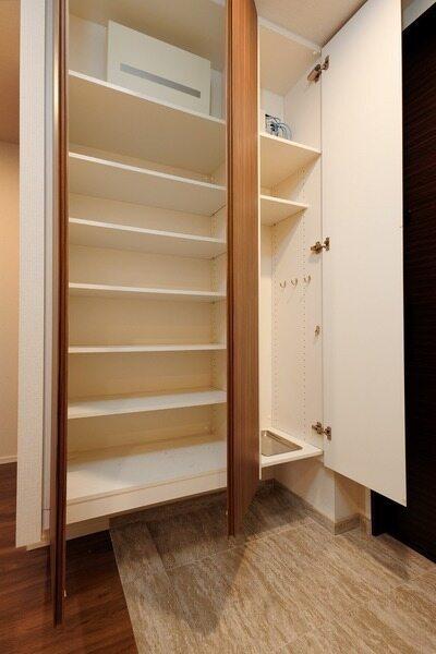 下部に日常使いの靴が置ける、フロートタイプの下足入です。玄関周りをすっきりと保つことができそうです。