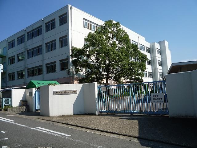 市立奥坂小学校 950m 写真撮影日：2025-12-24