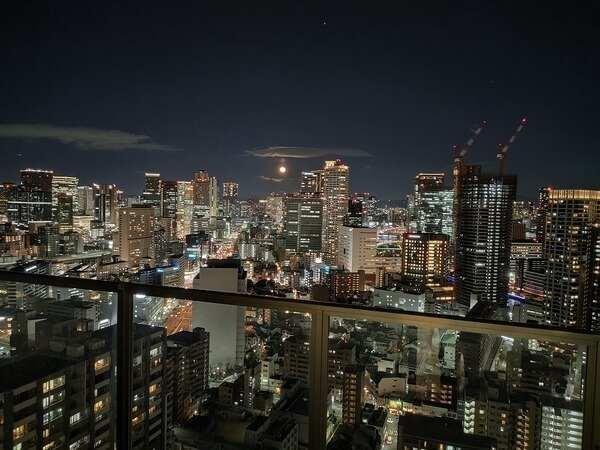 開放的な眺望とともに、光と風の恩恵を得られる高層階住戸。昼と夜で異なる景色を楽しめそうです。