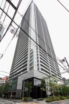 地下鉄長堀鶴見緑地線「西大橋」駅徒歩5分。地上53階建、総戸数874戸の制震構造タワーマンション。