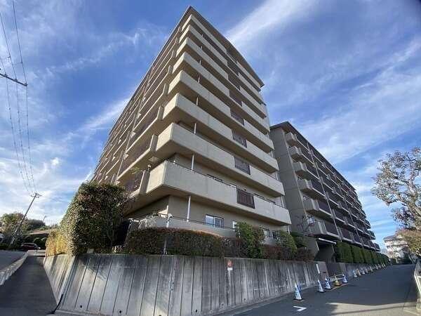 日興不動産分譲、戸田建設施工。1982年8月築、地上9階建のSRC・RC造マンションです。