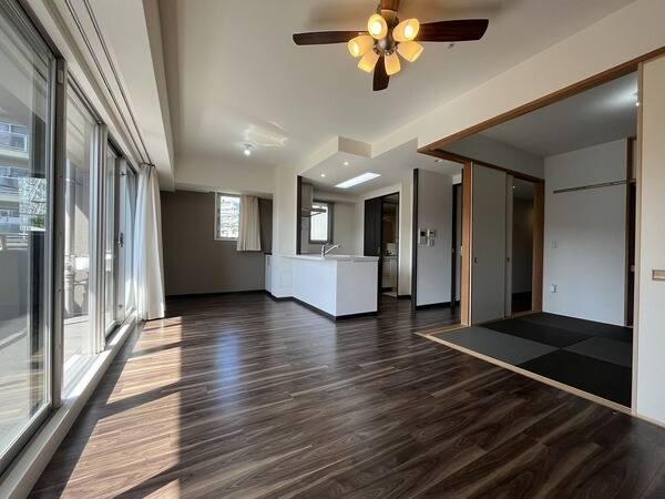 LDKは約16帖の広さ。南・西2面採光設計、キッチンにも窓が設けられています