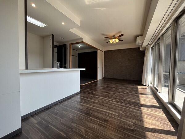 LDKは約16帖の広さ。南・西2面採光設計、キッチンにも窓が設けられています