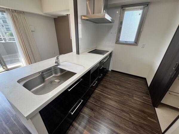 調理中も会話がしやすい対面式システムキッチン。火を使わないIHクッキングヒーターが搭載されています。