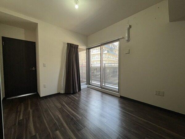 クローゼットが備え付けられているため収納家具の設置が最小限で済み、お部屋のスペースを有効に使えます。