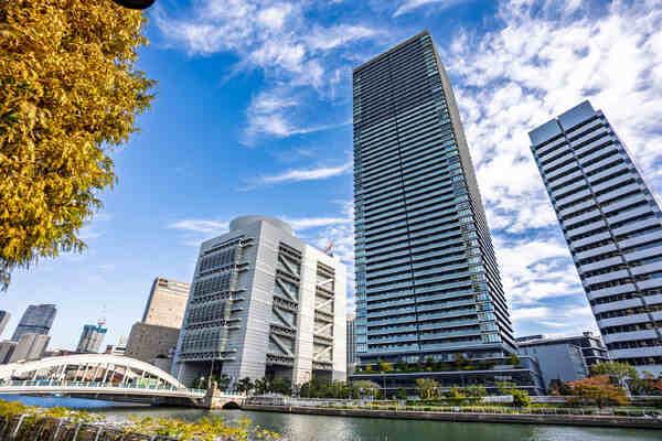 三菱地所レジデンスの「ザ・パークハウス」シリーズ。堂島川に程近く、利便と潤いが調和するロケーション。