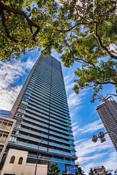 三菱地所レジデンスの「ザ・パークハウス」シリーズ。堂島川に程近く、利便と潤いが調和するロケーション。