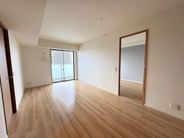 堂島川のリバーサイドに佇む、地上55階建のタワーレジデンス。多彩な共用施設がございます。