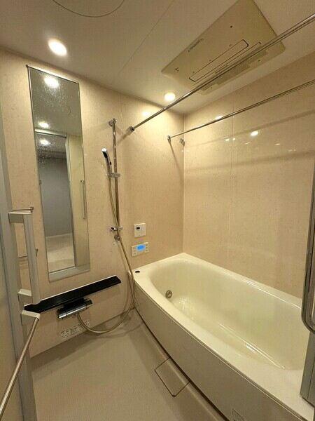 水のきらめきが美しい水盤が配置されたエントランス。都心にいることを忘れさせてくれる、癒しの空間です。