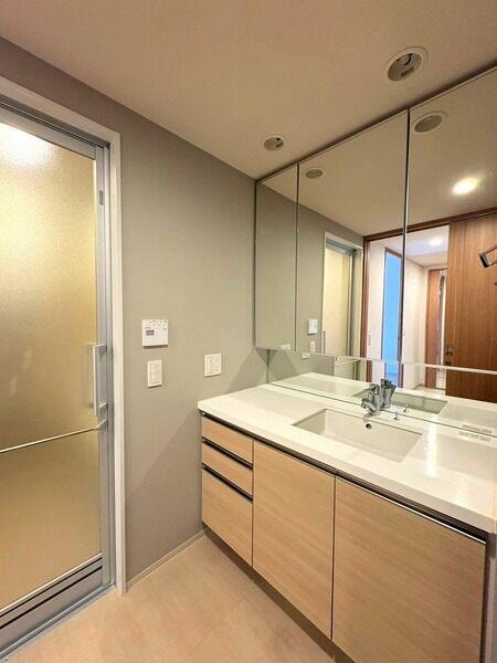 水のイメージを追求したデザインの3層吹抜けのグランドエントランスホール。多重セキュリティ採用です。