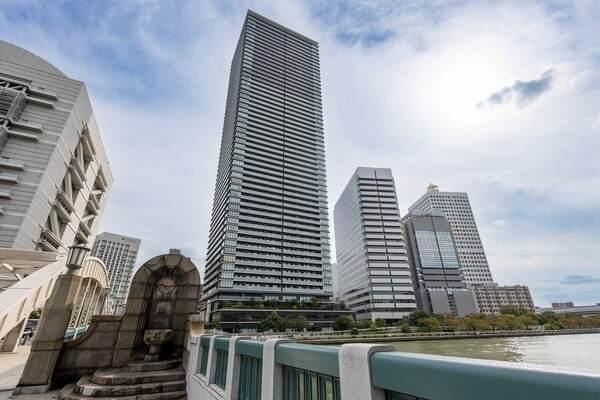京阪中之島線「中之島」駅まで徒歩2分。リバーサイドに佇む地上55階建、免震構造タワーマンションです。