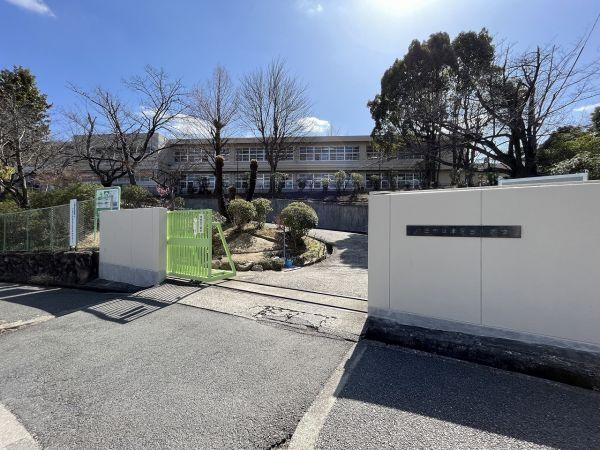 吹田市立津雲台小学校 430m 写真撮影日：2026-01-11