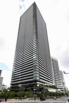 地上55階建21階部分。総戸数894戸の大規模レジデンス。複数路線利用可能で交通至便な立地です。