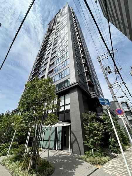 地下鉄御堂筋線「中津」駅まで徒歩7分。2023年1月築、制振構造の28階建タワーレジデンス。