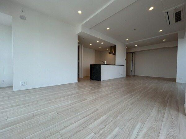 対面式キッチンが採用され、キッチンからLDを見渡せる配置。ダウンライトで落ち着きのある空間です。