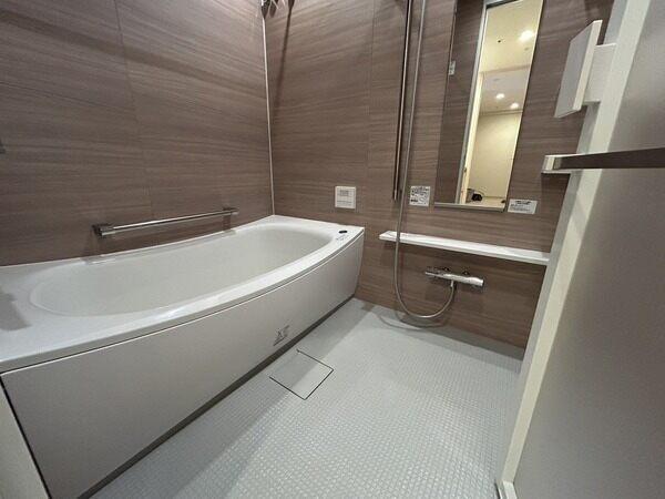 浴室には浴室乾燥機が設置されています。ミストサウナ機能が備わっており、リラックスタイムが楽しめます。