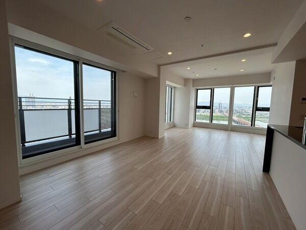 約23.4帖でゆとりある広さのLD。開口が広く確保され、暮らしの中で開放的な景色を楽しめます。