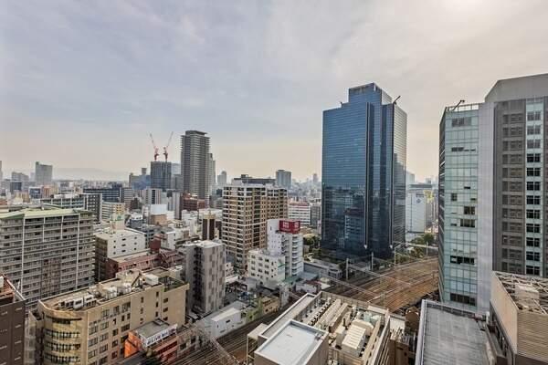 目の前に視界を遮る建物がなく、市街地が望めます。昼と夜で違った雰囲気の景色が楽しめそうです。