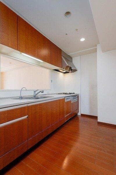 食器洗乾燥機・ディスポーザーなどが備わった、機能性とデザイン性を兼ね備えたシステムキッチンです。