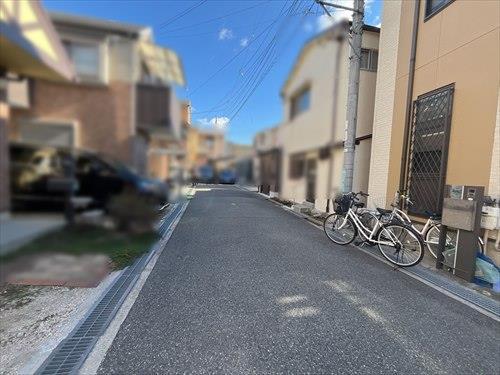 前面道路（西から東）