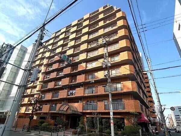 SRC造・RC造地上11階建マンション。南・東角地に立地し、敷地全体の採光・通風性も良好です。