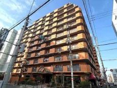 SRC造・RC造地上11階建マンション。南・東角地に立地し、敷地全体の採光・通風性も良好です。