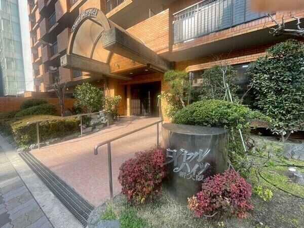 植栽で彩られたエントランス。オートロックが設置されており、セキュリティにも配慮されています。