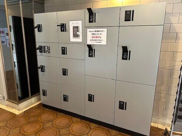 共用部に宅配ボックスが設置されています。不在時や、非対面で受け取りたいときにも便利な設備です。