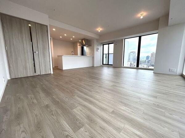 2面採光のLDK。ワイドスパン設計が採用され、開放感があります。明るい団らんスペースです。