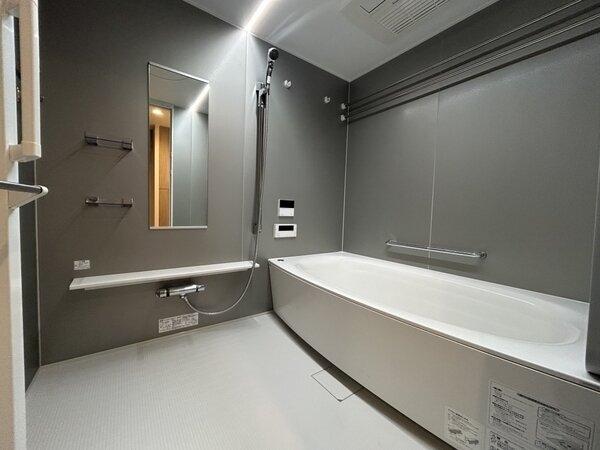 スタイリッシュな印象の浴室。1620サイズのため、ゆったりと寛げます。浴室乾燥機など機能も充実。