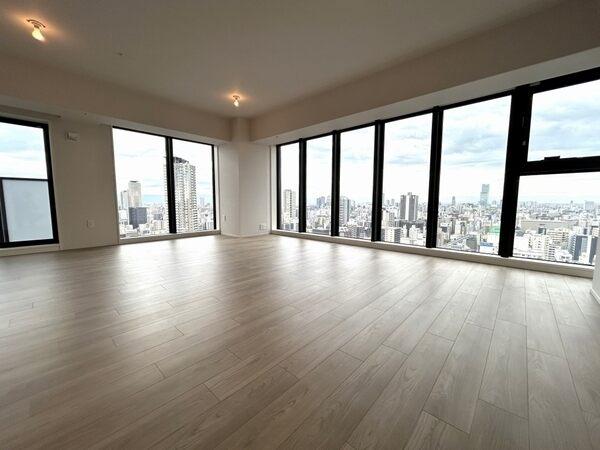 広々約20.8帖のLD。採光面積が広く、陽当り・通風・眺望良好。LD部分は床暖房が敷設されています。