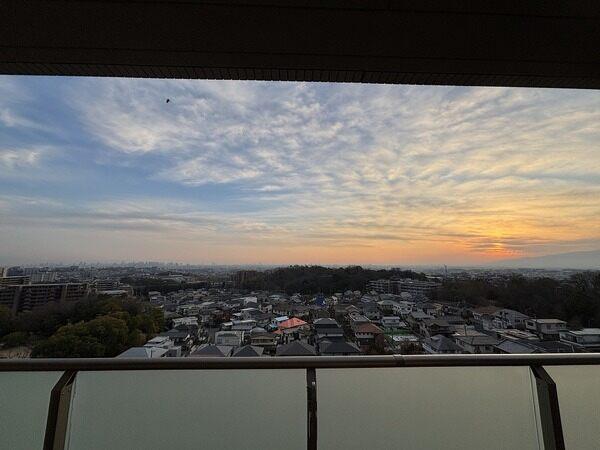 【バルコニーからの眺望】夕焼け前面に遮る建物が無く、開放感のある眺望です。
