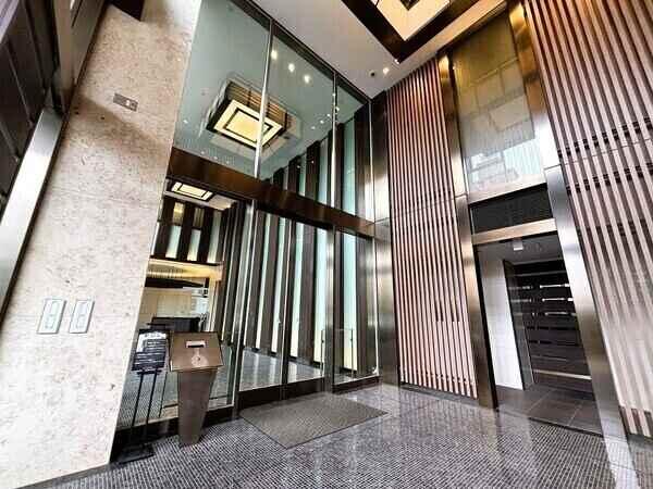 重厚感のあるエントランス。ダブルオートロックが採用されており、セキュリティに配慮されています。