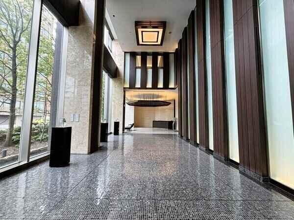 シックなデザインでまとめられたロビー。ガラスウォールから自然光が入る、明るい迎賓空間です。