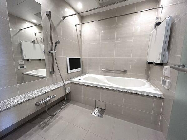 ゆったり1820サイズの浴室。追焚機能付きオートバス、ミストサウナ、浴室乾燥機が設けられています。