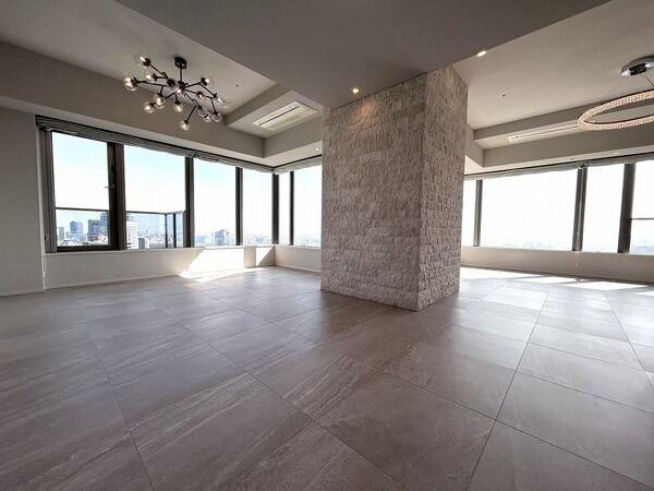 広々約38.8帖、開放感あふれるLDKです。バルコニーとサービスバルコニーにも面する2面採光です。