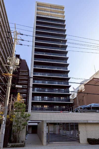 3WAYアクセス可能な立地に建つ、地上19階建マンション。ペットと一緒に暮らせます(規約制限有り)。