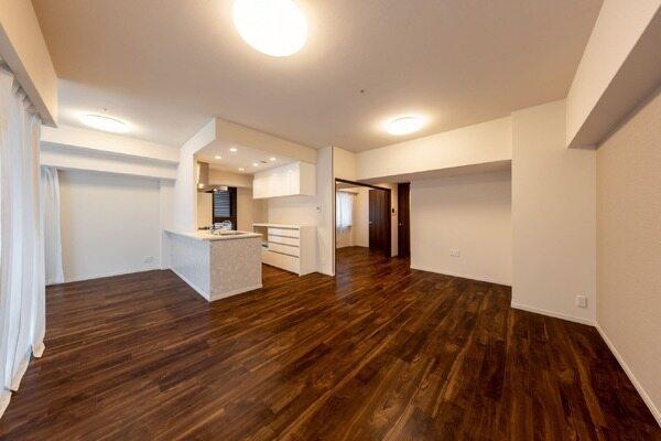 ご家族が集うLDKは、約25帖の広さです。南東・南西の角部屋につき、陽当り・通風良好です。