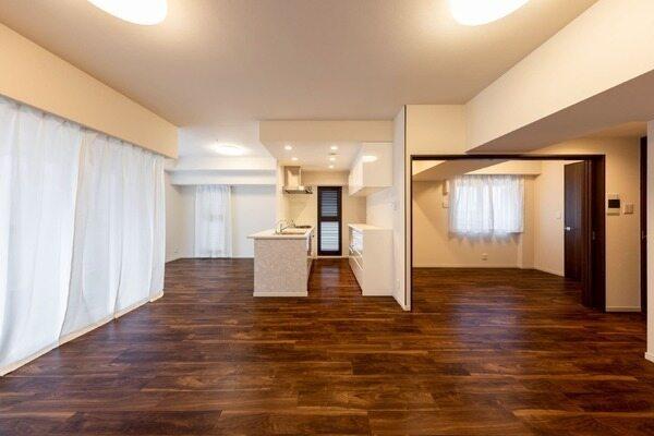 隣接する洋室(約5.3帖)と繋がる扉は、来客時は閉めておく等、シーンに合わせて活用できます。