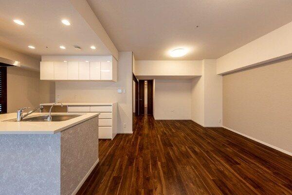 ブラウンのフローリングが落ち着いた雰囲気。開放感のある対面式のカウンターキッチンが採用されています。