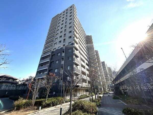 南海高野線「堺東」駅まで徒歩3分の好立地。15階建7階部分。3方角住戸のため、陽当り・通風良好です。